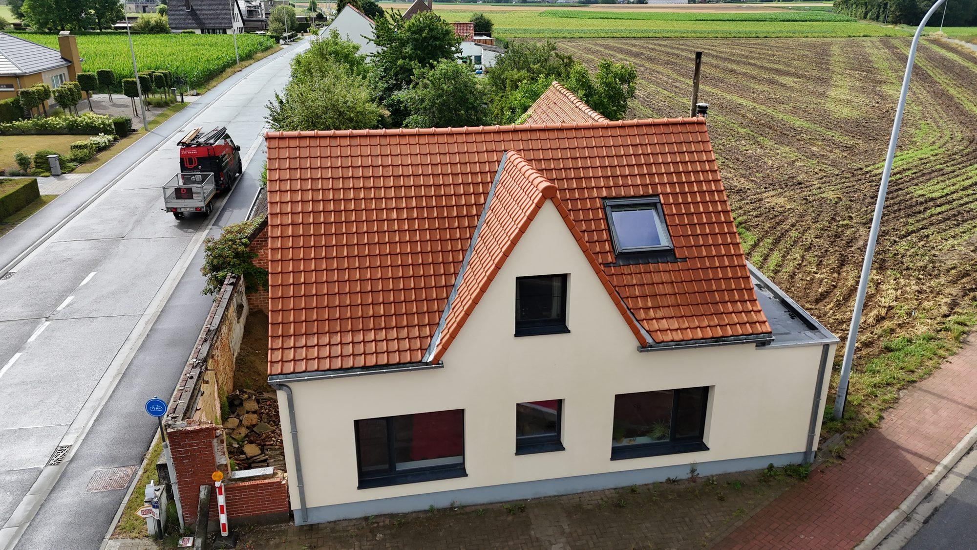 Volledig vernieuwd hellend dak met rode pannen, dronefoto — Dakwerken Devlin