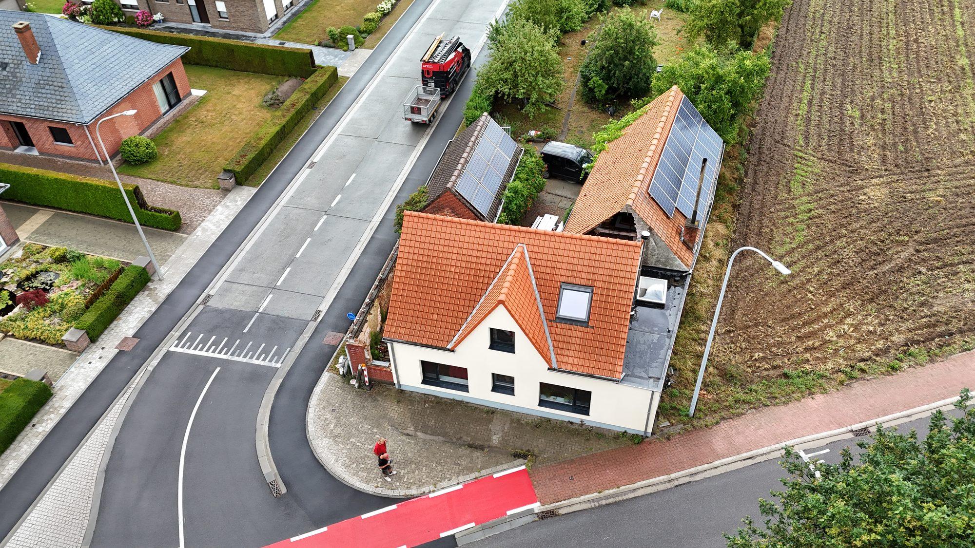 Dronebeeld van een woning met volledig nieuw pannendak — Dakwerken Devlin