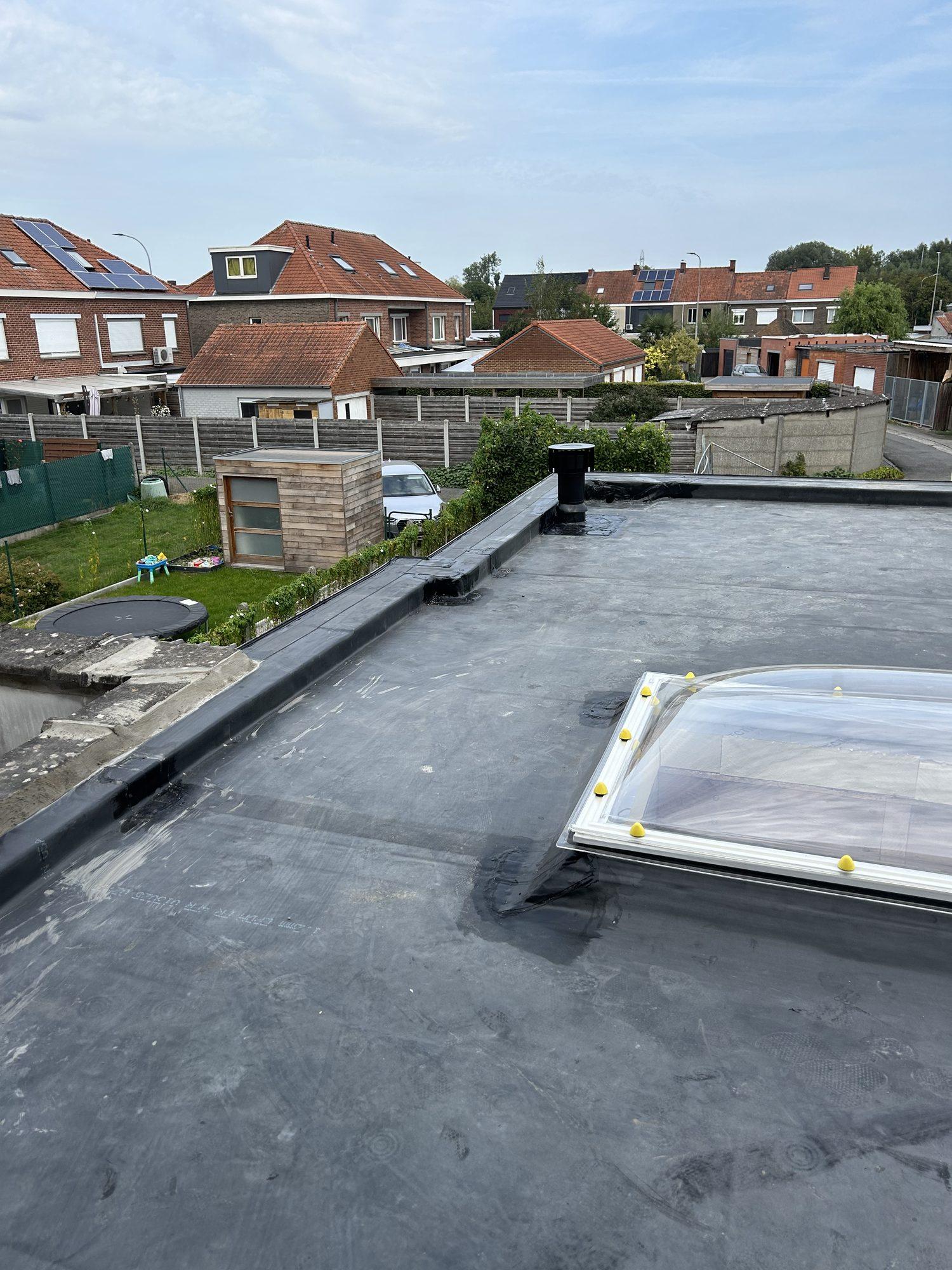 Plat dak · met dakvenster — Dakwerken Devlin
