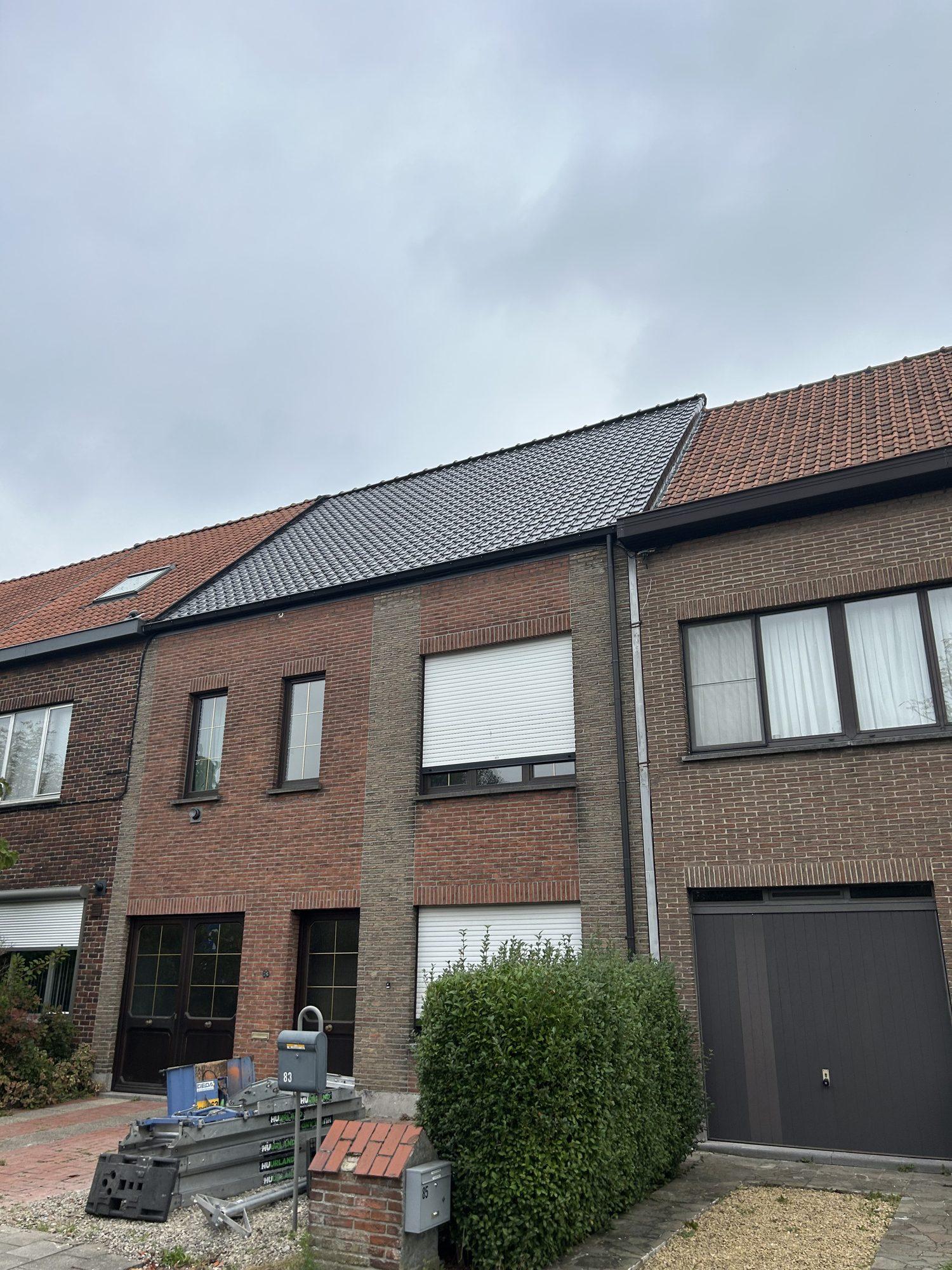 Hellend dak · rijwoning — Dakwerken Devlin