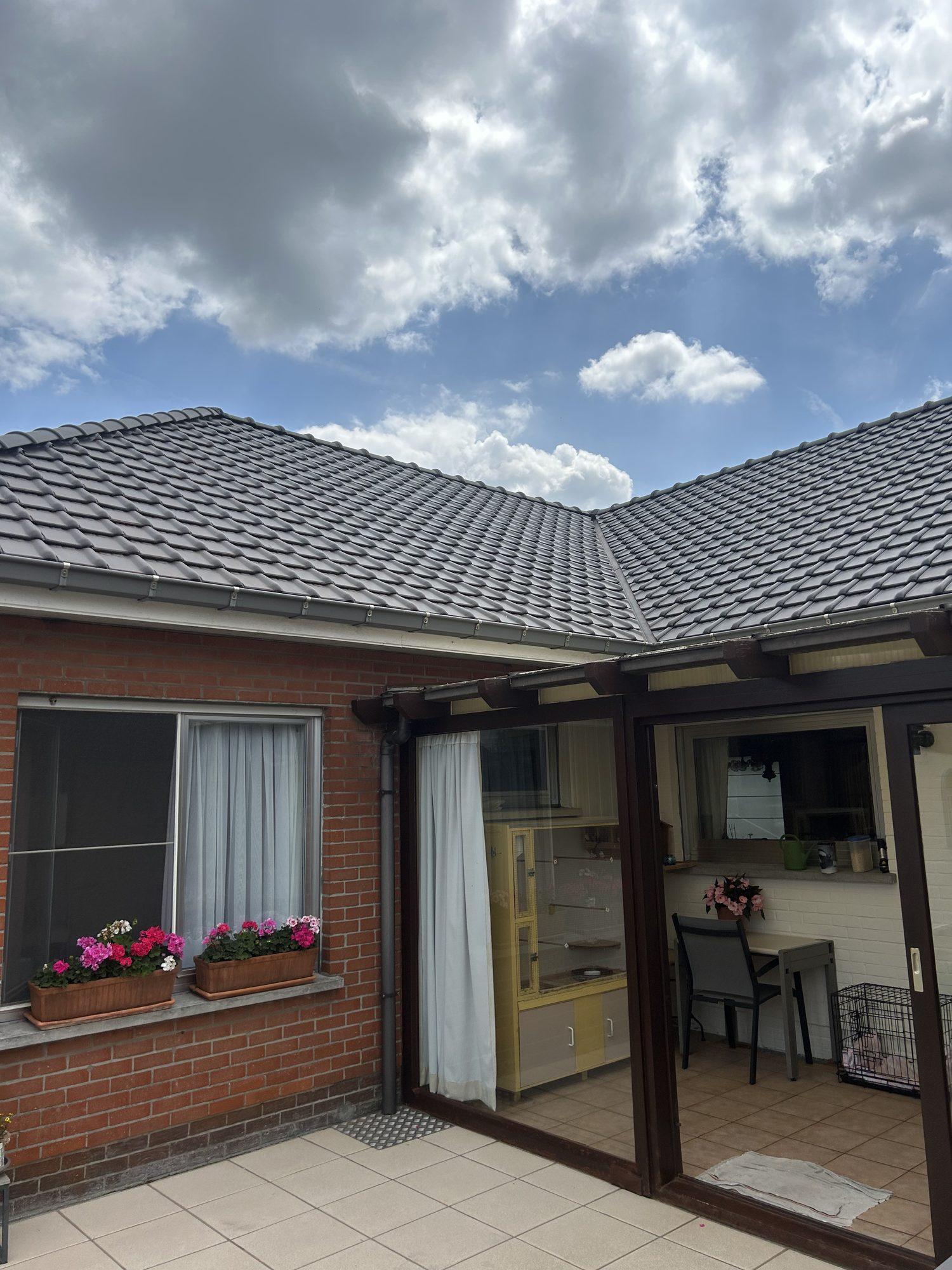Hellend dak · bungalow — Dakwerken Devlin