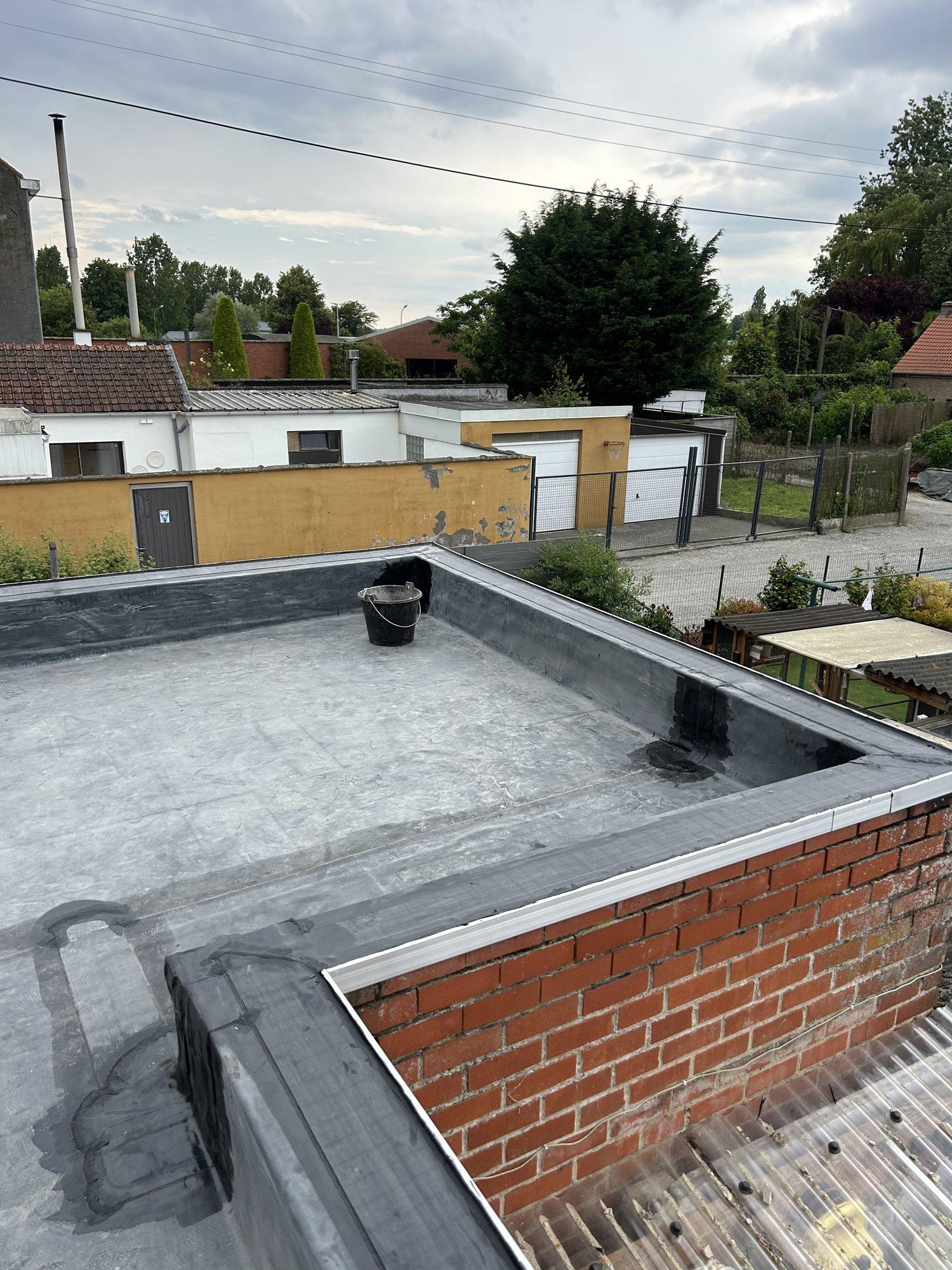 Plat dak · garage — Dakwerken Devlin